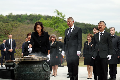 Romanian President Klaus Iohannis visits the Seoul National Cemetery_06 ©  Republic of  Korea