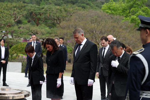 Romanian President Klaus Iohannis visits the Seoul National Cemetery_07 ©  Republic of  Korea