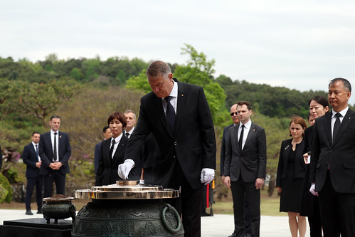Romanian President Klaus Iohannis visits the Seoul National Cemetery_05 ©  Republic of  Korea