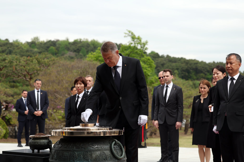 : Romanian President Klaus Iohannis visits the Seoul National Cemetery_05