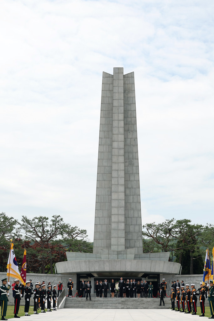: Romanian President Klaus Iohannis visits the Seoul National Cemetery_08