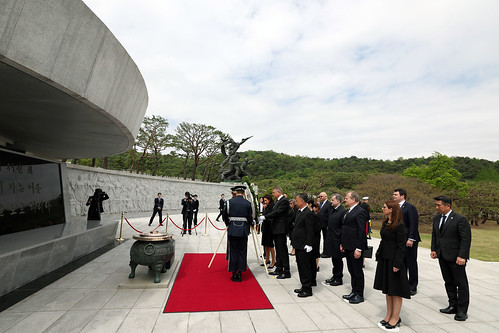Romanian President Klaus Iohannis visits the Seoul National Cemetery_04 ©  Republic of  Korea