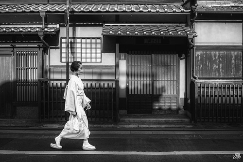Woman in kimono, Kyoto ©  Sergiy Galyonkin