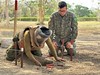 Militar brasileiro observa os procedimentos de escavação realizados por militar colombiano - 2024