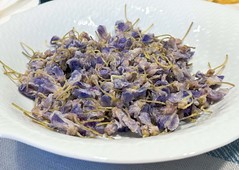 Es la temporada para comer flores de glicina到了吃紫藤花的季節It is the season for eating wisteria flowers