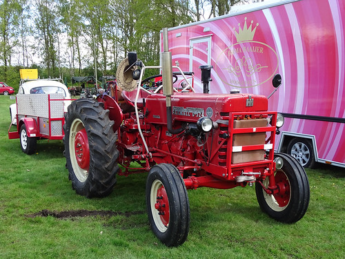 Farmall D-324 Tractor. ©  peterolthof