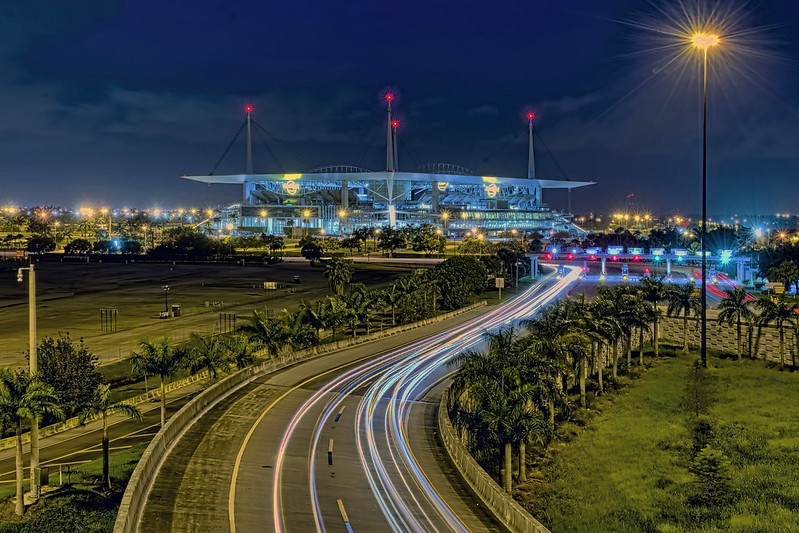 Hard Rock Stadium, 347 Don Shula Drive Miami Gardens, Florida, USA / Opened: August 16, 1987 / Architects: Populous (then HOK Sport) ; HOK (2016 renovation)<br/>© <a href="https://flickr.com/people/126251698@N03" target="_blank" rel="nofollow">126251698@N03</a> (<a href="https://flickr.com/photo.gne?id=30255962731" target="_blank" rel="nofollow">Flickr</a>)