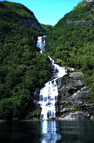 Norwegen 1998 (327) Bringefossen, Geirangerfjord • <a style="font-size:0.8em;" href="http://www.flickr.com/photos/69570948@N04/32804602297/" target="_blank">Auf Flickr ansehen</a>