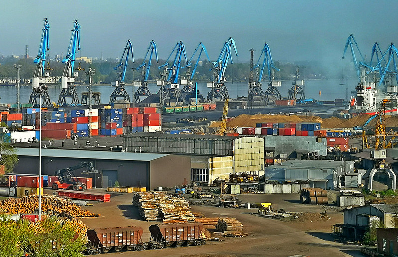 Cargo port at Petersala area of Riga, Latvia. April 27, 2019<br/>© <a href="https://flickr.com/people/86617138@N00" target="_blank" rel="nofollow">86617138@N00</a> (<a href="https://flickr.com/photo.gne?id=33835363958" target="_blank" rel="nofollow">Flickr</a>)