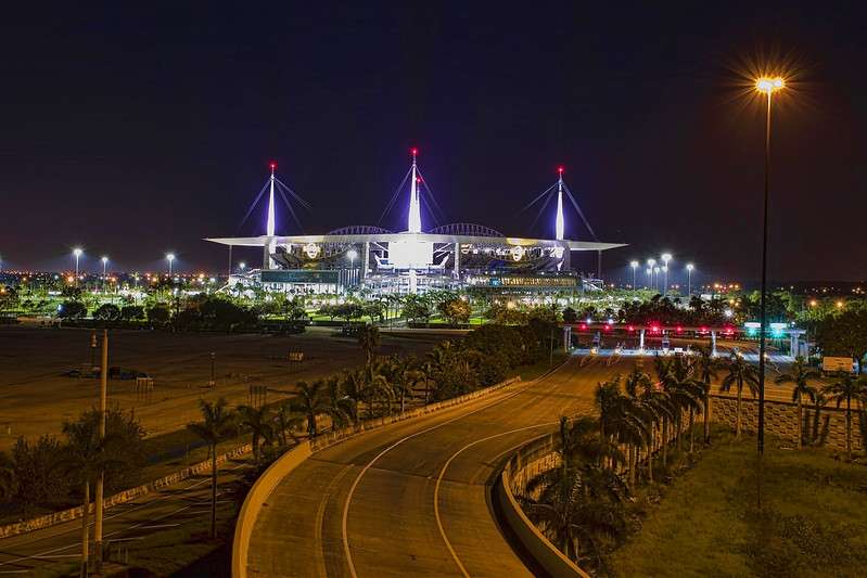 Hard Rock Stadium, 347 Don Shula Drive, Miami Gardens, Florida, USA / Opened: August 16, 1987 / Architects: Populous (then HOK Sport) ; HOK (2016 renovation)<br/>© <a href="https://flickr.com/people/126251698@N03" target="_blank" rel="nofollow">126251698@N03</a> (<a href="https://flickr.com/photo.gne?id=37391131520" target="_blank" rel="nofollow">Flickr</a>)