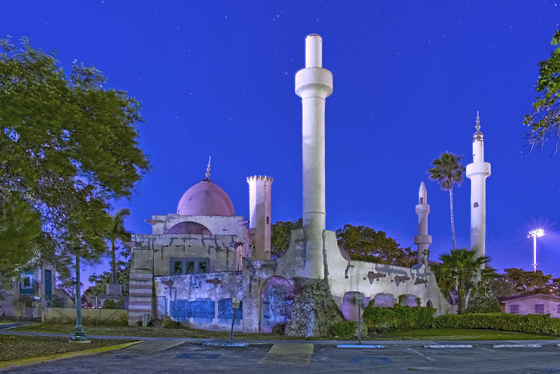 Opa Locka City Hall, 777 Sharazad Boulevard, Opa Locka, Miami-Dade Couny, Florida, USA / Architect: Bernhardt Muller / Completed: 1926 / Architectural Style: Moorish Revival architecture<br/>© <a href="https://flickr.com/people/126251698@N03" target="_blank" rel="nofollow">126251698@N03</a> (<a href="https://flickr.com/photo.gne?id=40087718725" target="_blank" rel="nofollow">Flickr</a>)