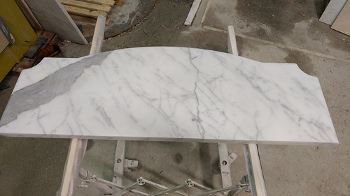 Mensola sagomata in marmo bianco carrara