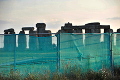Monolithe Stonehenge hinter Bauzaun