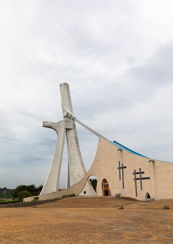 Roman catholic st. Paul's cathedral built by the italian architect Aldo Spirito at the initiative of Félix Houphouët-Boigny, Région des Lagunes, Abidjan, Ivory Coast<br/>© <a href="https://flickr.com/people/41622708@N00" target="_blank" rel="nofollow">41622708@N00</a> (<a href="https://flickr.com/photo.gne?id=40942528573" target="_blank" rel="nofollow">Flickr</a>)