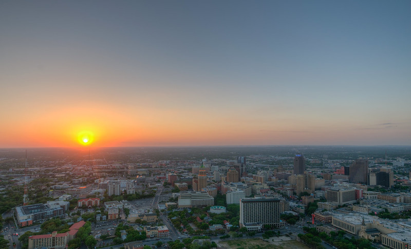 Sunset over San Antonio<br/>© <a href="https://flickr.com/people/25273938@N03" target="_blank" rel="nofollow">25273938@N03</a> (<a href="https://flickr.com/photo.gne?id=46748373905" target="_blank" rel="nofollow">Flickr</a>)