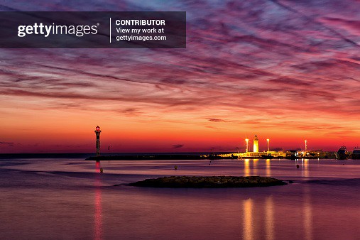 lighthouse of Cannes by night with beatiful sunset<br/>© <a href="https://flickr.com/people/66644631@N05" target="_blank" rel="nofollow">66644631@N05</a> (<a href="https://flickr.com/photo.gne?id=46861813635" target="_blank" rel="nofollow">Flickr</a>)