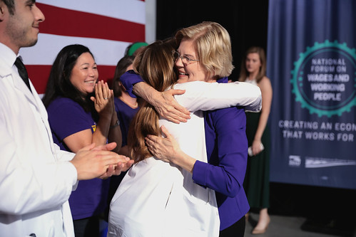 Elizabeth Warren with supporters by Gage Skidmore, on Flickr
