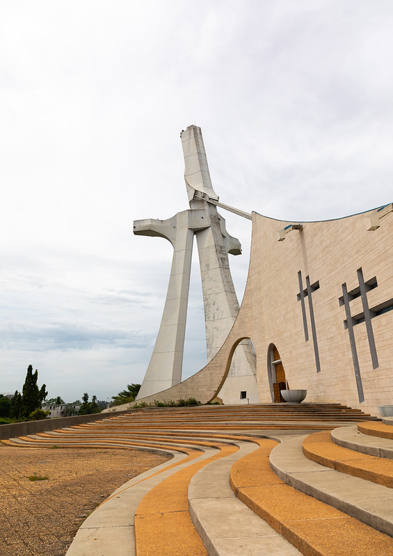 Roman catholic st. Paul's cathedral built by the italian architect Aldo Spirito at the initiative of Félix Houphouët-Boigny, Région des Lagunes, Abidjan, Ivory Coast<br/>© <a href="https://flickr.com/people/41622708@N00" target="_blank" rel="nofollow">41622708@N00</a> (<a href="https://flickr.com/photo.gne?id=46992582485" target="_blank" rel="nofollow">Flickr</a>)
