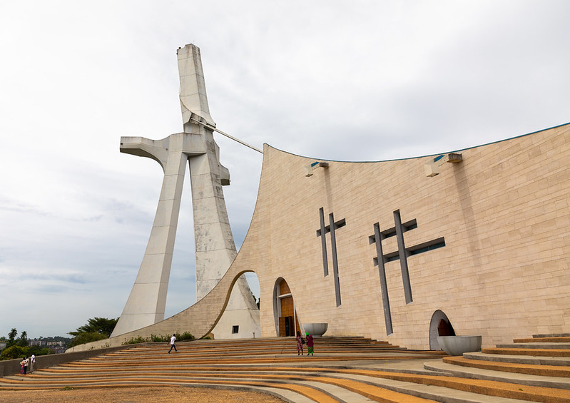 Roman catholic st. Paul's cathedral built by the italian architect Aldo Spirito at the initiative of Félix Houphouët-Boigny, Région des Lagunes, Abidjan, Ivory Coast<br/>© <a href="https://flickr.com/people/41622708@N00" target="_blank" rel="nofollow">41622708@N00</a> (<a href="https://flickr.com/photo.gne?id=46992989045" target="_blank" rel="nofollow">Flickr</a>)