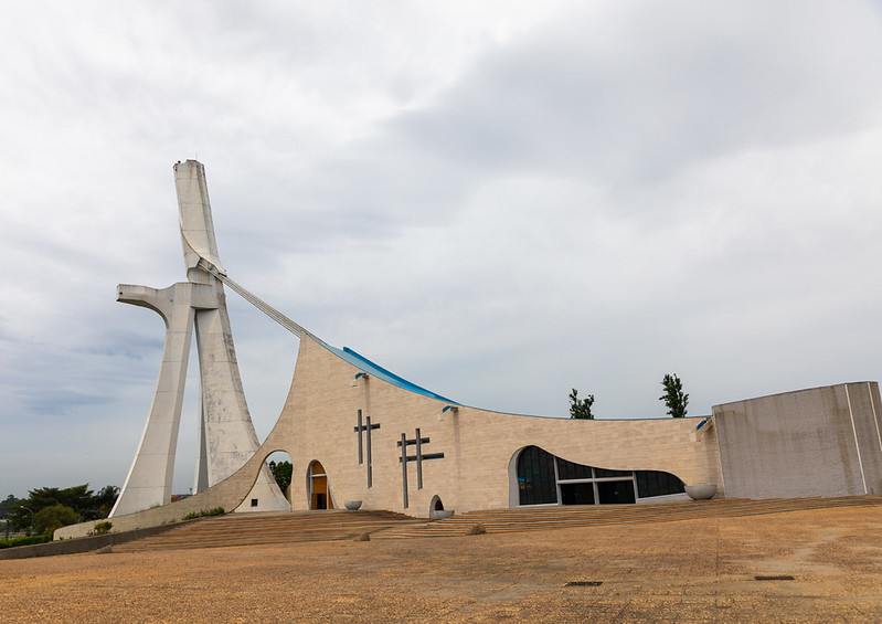 Roman catholic st. Paul's cathedral built by the italian architect Aldo Spirito at the initiative of Félix Houphouët-Boigny, Région des Lagunes, Abidjan, Ivory Coast<br/>© <a href="https://flickr.com/people/41622708@N00" target="_blank" rel="nofollow">41622708@N00</a> (<a href="https://flickr.com/photo.gne?id=47119596774" target="_blank" rel="nofollow">Flickr</a>)