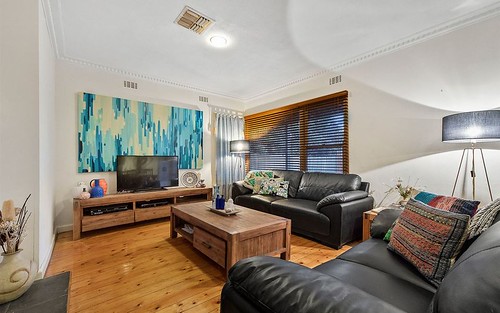 8 Rosslyn Ave, Seaford VIC 3198