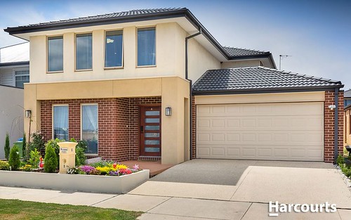 8 Marshflower Crescent, Clyde North VIC 3978