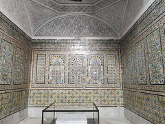 Sala de Virgilio paredes de azulejo y techo de yeseria estuco Museo Nacional del Bardo Tunez 01