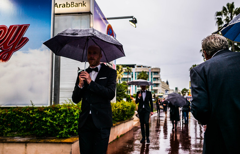 Rainy smokings @ Cannes croisette<br/>© <a href="https://flickr.com/people/74330235@N07" target="_blank" rel="nofollow">74330235@N07</a> (<a href="https://flickr.com/photo.gne?id=47829145612" target="_blank" rel="nofollow">Flickr</a>)