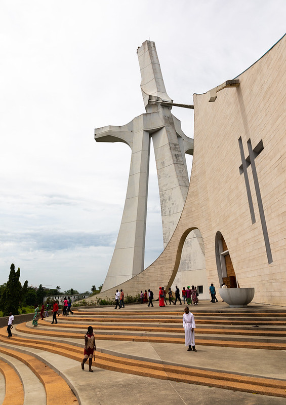 Roman catholic st. Paul's cathedral built by the italian architect Aldo Spirito at the initiative of Félix Houphouët-Boigny, Région des Lagunes, Abidjan, Ivory Coast<br/>© <a href="https://flickr.com/people/41622708@N00" target="_blank" rel="nofollow">41622708@N00</a> (<a href="https://flickr.com/photo.gne?id=47857223902" target="_blank" rel="nofollow">Flickr</a>)