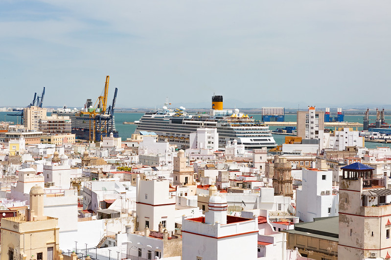 the roofs of Cadiz III<br/>© <a href="https://flickr.com/people/45125468@N02" target="_blank" rel="nofollow">45125468@N02</a> (<a href="https://flickr.com/photo.gne?id=47869217761" target="_blank" rel="nofollow">Flickr</a>)