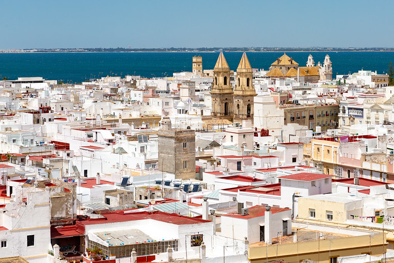 the roofs of Cadiz III<br/>© <a href="https://flickr.com/people/45125468@N02" target="_blank" rel="nofollow">45125468@N02</a> (<a href="https://flickr.com/photo.gne?id=47928102192" target="_blank" rel="nofollow">Flickr</a>)