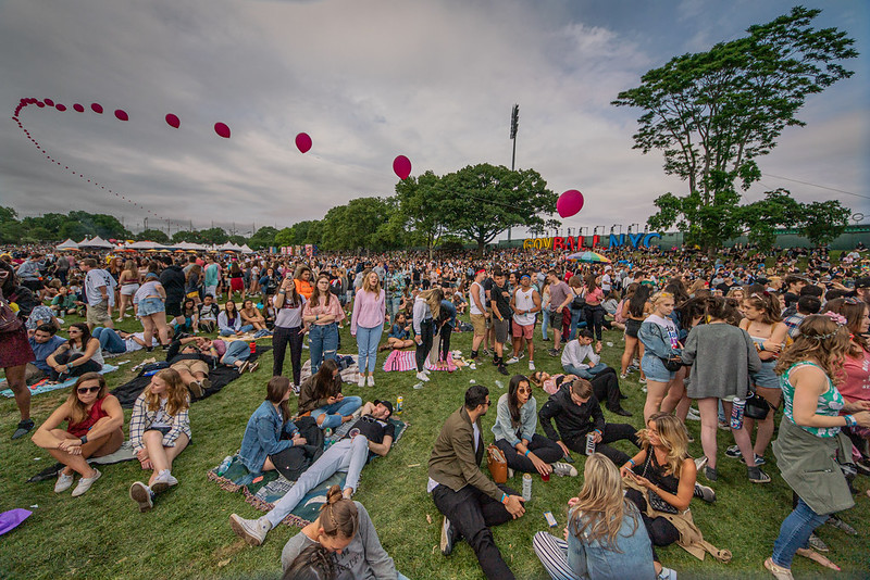 The Governors Ball Music Festival - New York City (GOVBALLNYC) balloons<br/>© <a href="https://flickr.com/people/21219540@N08" target="_blank" rel="nofollow">21219540@N08</a> (<a href="https://flickr.com/photo.gne?id=47955654947" target="_blank" rel="nofollow">Flickr</a>)