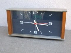 Vintage Metamec Retro Battery Powered Mantle Clock Mid Century Modern Design