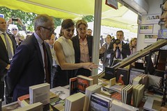 La reina Doña Letizia inaugura la 78ª Feria del Libro de Madrid • <a style="font-size:0.8em;" href="http://www.flickr.com/photos/137394602@N06/47974925786/" target="_blank">View on Flickr</a>