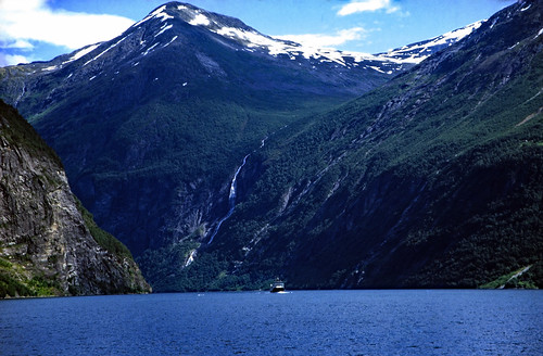 Norwegen 1998 (336) Geirangerfjord • <a style="font-size:0.8em;" href="http://www.flickr.com/photos/69570948@N04/47986620562/" target="_blank">Auf Flickr ansehen</a>