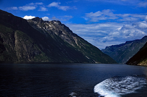 Norwegen 1998 (341) Geirangerfjord • <a style="font-size:0.8em;" href="http://www.flickr.com/photos/69570948@N04/47986697281/" target="_blank">Auf Flickr ansehen</a>