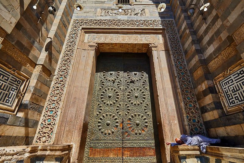 Doors of Elmoaued Sheikh mosque<br/>© <a href="https://flickr.com/people/27183568@N02" target="_blank" rel="nofollow">27183568@N02</a> (<a href="https://flickr.com/photo.gne?id=48029568306" target="_blank" rel="nofollow">Flickr</a>)