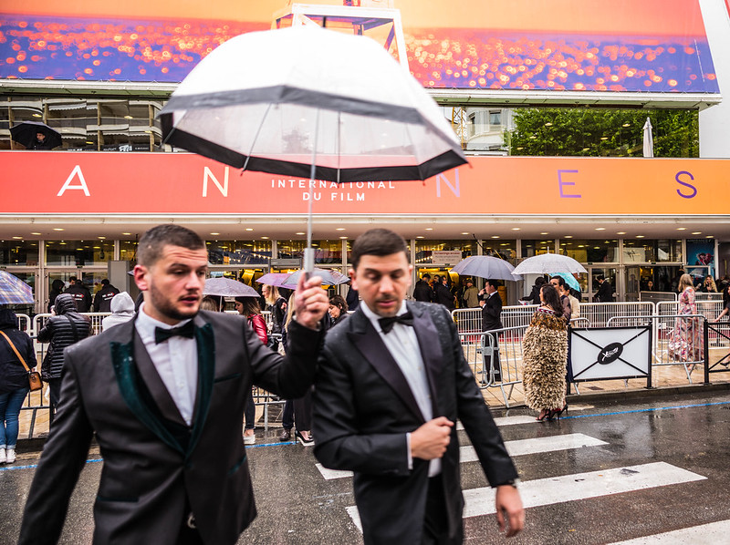 Rainy smokings @ Cannes festival<br/>© <a href="https://flickr.com/people/74330235@N07" target="_blank" rel="nofollow">74330235@N07</a> (<a href="https://flickr.com/photo.gne?id=48067549061" target="_blank" rel="nofollow">Flickr</a>)