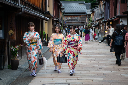 kimono gals