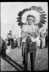 Mr. Howard Sky, noted Six Nations dancer, holding a hatchet pipe, Brantford, Ontario / M. Howard Sky, danseur connu des Six-Nations, tenant une pipe en forme de hachette, Brantford (Ontario)