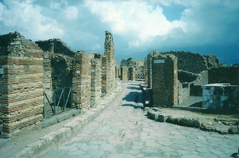 Street Ruins in Pompeii, Italy<br/>© <a href="https://flickr.com/people/56813575@N05" target="_blank" rel="nofollow">56813575@N05</a> (<a href="https://flickr.com/photo.gne?id=48243392937" target="_blank" rel="nofollow">Flickr</a>)