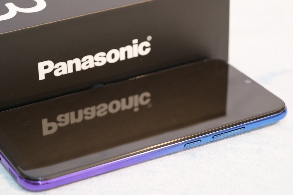 開箱｜五千有找的雙鏡頭三卡4G雙待機 Panasonic ELUGA U3 5