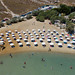Luftbild vom Monastiri Sandtrand, mit Sonnenliegen und Sonnenschirmen an der Küste von Paros