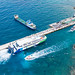 Drohnenbild einer Fähre im Argolischen Golf, die Urlauber nach Prokymaia auf Spetses, Griechenland, bringt