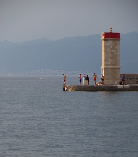 Les jeunes nageurs, Senj, comté de Lika-Senj, Croatie, Europe.