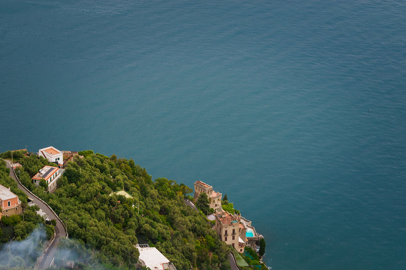 Houses beneath The Terrace of Infinity or Terrazza dell'Infinito, Villa Cimbrone, Ravello  village, Amalfi coast of Italy<br/>© <a href="https://flickr.com/people/140084370@N06" target="_blank" rel="nofollow">140084370@N06</a> (<a href="https://flickr.com/photo.gne?id=48589968031" target="_blank" rel="nofollow">Flickr</a>)