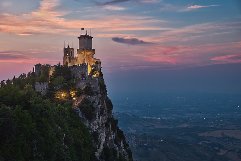San Marino and the sunset<br/>© <a href="https://flickr.com/people/60342453@N06" target="_blank" rel="nofollow">60342453@N06</a> (<a href="https://flickr.com/photo.gne?id=48647242957" target="_blank" rel="nofollow">Flickr</a>)