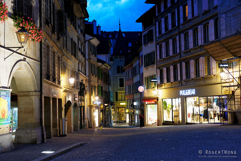 20190812-92-Lausanne buildings at night<br/>© <a href="https://flickr.com/people/14220155@N03" target="_blank" rel="nofollow">14220155@N03</a> (<a href="https://flickr.com/photo.gne?id=48650633423" target="_blank" rel="nofollow">Flickr</a>)