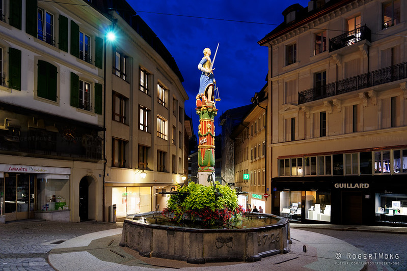 20190812-96-Lausanne buildings at night<br/>© <a href="https://flickr.com/people/14220155@N03" target="_blank" rel="nofollow">14220155@N03</a> (<a href="https://flickr.com/photo.gne?id=48651140267" target="_blank" rel="nofollow">Flickr</a>)