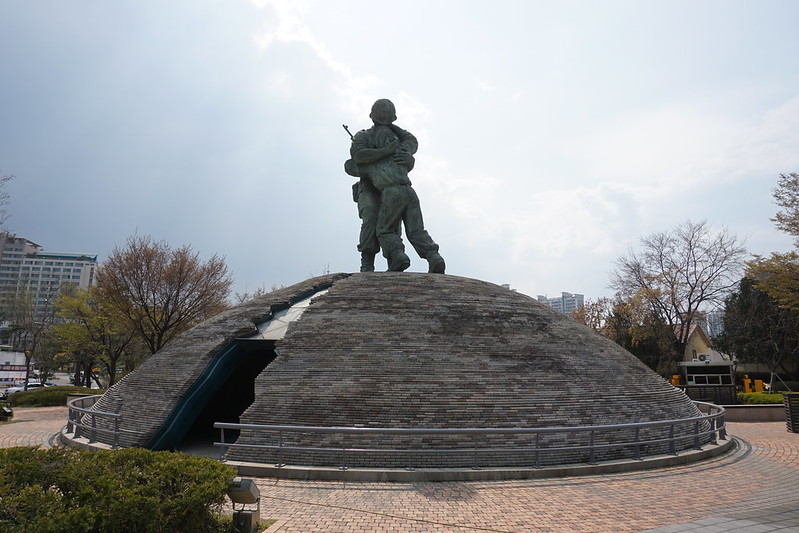 The Statue of Brothers, War Memorial of Korea, Seoul<br/>© <a href="https://flickr.com/people/24879135@N04" target="_blank" rel="nofollow">24879135@N04</a> (<a href="https://flickr.com/photo.gne?id=48660423571" target="_blank" rel="nofollow">Flickr</a>)